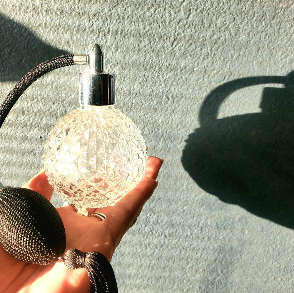 Vintage Style Perfume Atomizer With Fringe Puff Faux Crystal Refillable Bottle - Picture 3 of 8